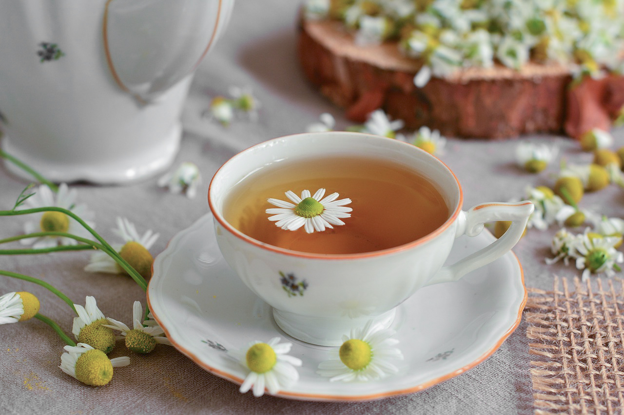 Przepis na herbatkę z rumianku dla mamy z melisą i kwiatem lipy