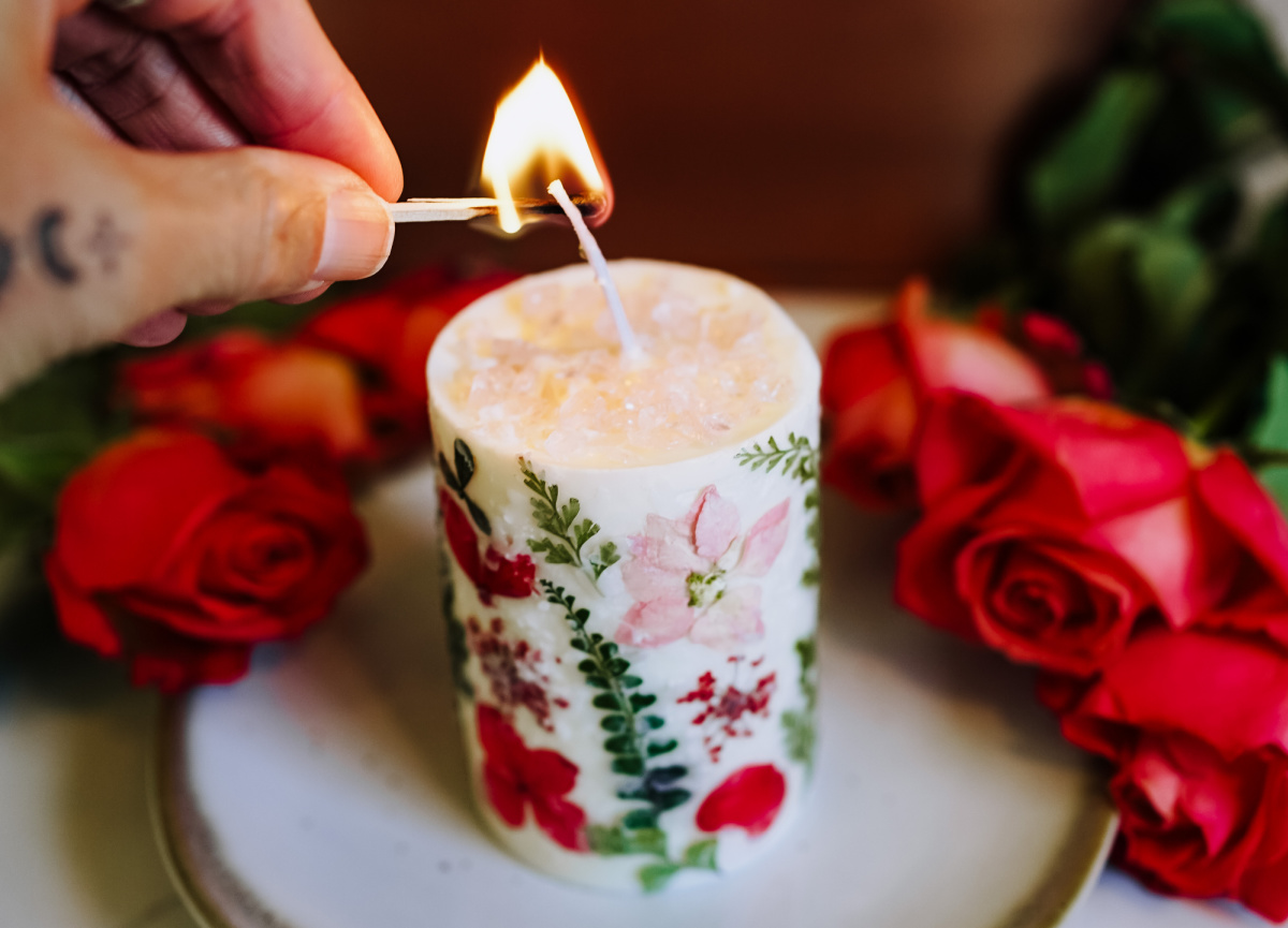 Świeca z ziołowym afrodyzjakiem: idealny projekt DIY na romantyczny wieczór