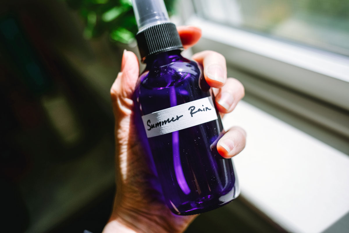 5 aromaterapeutycznych sprayów nastrojowych na lato