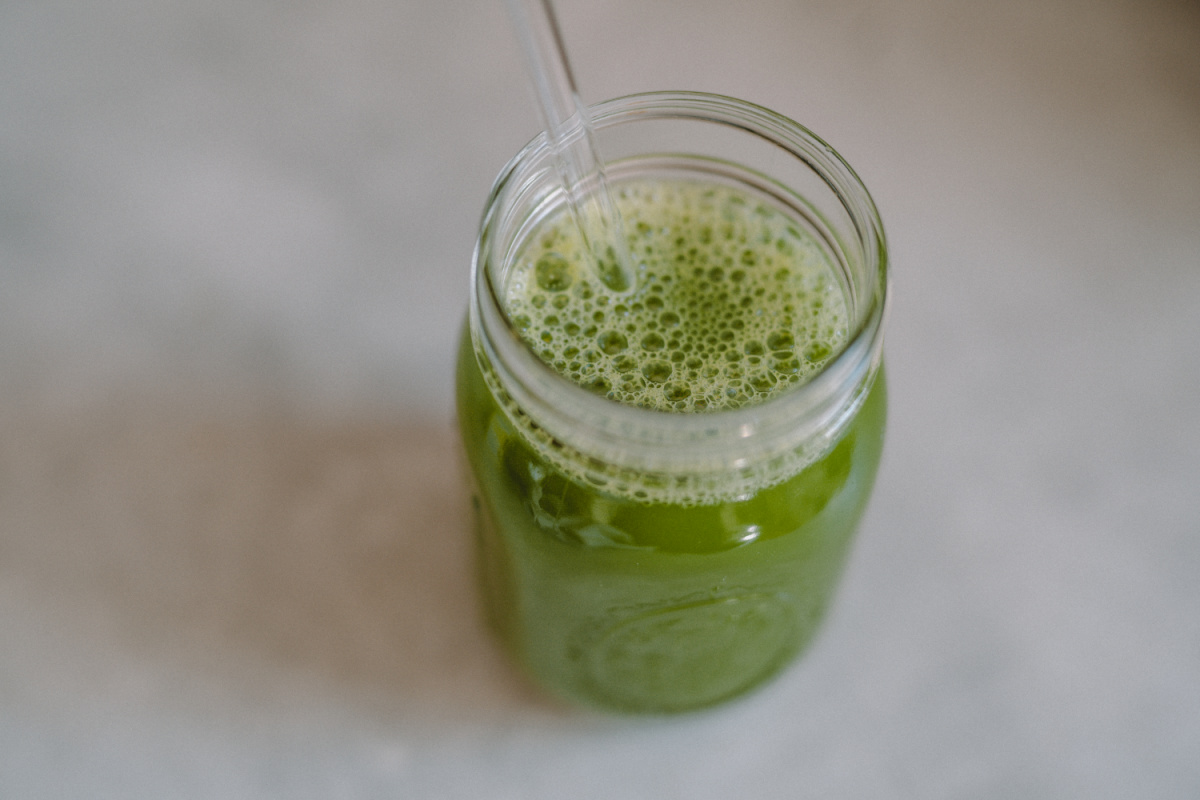 Przepis na świeży zielony sok z alternatywnymi ziołami